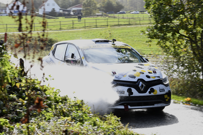 Det regnede voldsomt døgnet før slutrunden, så Vallentin og Egholm og konkurrenterne skulle forcere både store vandpytter og tykke mudderlag i de skarpe sekundopgør om rallymesterskaberne
(Foto: Morten Dam - autoMOTIV/specialpress)